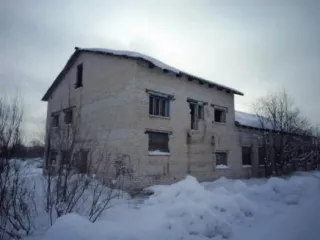 Нежилое здание, кад.№29:06:120110:308, площадью 366,5 кв.м., 
Расположенное по адресу: Российская Федерация, Архангельская область, р-н. Коношский, рп. Коноша, ул. Рабочая, д. 1, принадлежащее МУП "Жилкомсервис" на праве хозяйственного ведения
