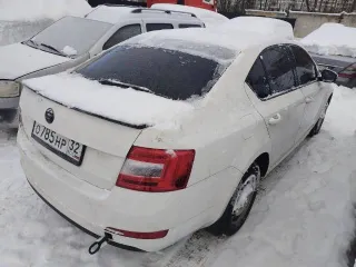Skoda Octavia 2013 года выпуска, VIN XW8AC4NE8EH016970. Цвет белый, госномер О785НР32. Автомобиль в залоге. Не на ходу: не работает коробка передач, двигатель заводится. Состояние кузова требует покраски, имеются повреждения стоп-сигналов, множество сколов и царапин.
