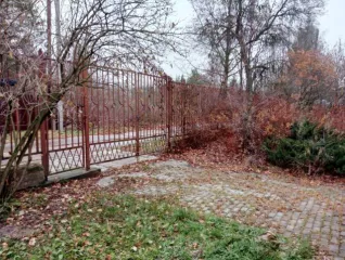 Земельный участок площадью 1221 +/-24 кв. м, категория земель: земли сельскохозяйственного назначения, разрешенное использование: для садоводства, расположенный по адресу: Московская область, р-н Ногинский, рп им Воровского, снт Локомотив-3, с кадастровым номером: 50:16:0604038:523. Дом…