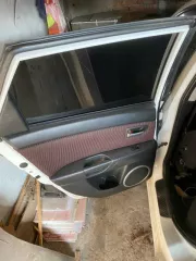 Автомобиль марки MAZDA 3, 2005 года выпуска, Идентификационный номер  VIN  JMZBK14F261349739, цвет Белый, является технически не исправным, требует ремонта двигателя, отсутствует часть деталей двигателя, отсутствуют колеса. Является предметом залога в ООО МКК  КАРМАНИ