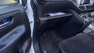 Toyota Voxy, 2015 года, 99 лс, 171000 км, АКПП. Неисправности: ошибка по датчику АБС (после замены ступицы); в январе 2026 перестала включаться магнитола (в морозы, подсветка рамки загорается, но магнитола не запускается); по кузову имеются сколы еще с Японии; крышка багажника перекрашена в 2024…