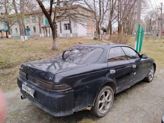 Toyota Mark II 1985 года, черный цвет. Модель двигателя: 1G, бензиновый, номер 6299922, мощность 135 л.с. (99 кВт), рабочий объем 1988 см³. Кузов № GX906653696. ПТС: 25 РСМ 647442, госномер У 470 АХ 125. Страна изготовитель: Япония. Технически допустимая максимальная масса 1565 кг, масса в…