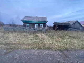 Дом 28,2 кв.м, участок 4700 кв.м, Томская область. Жилое здание общей площадью 28,2 кв.м с кадастровым номером 70:16:0301001:413, земельный участок общей площадью 4700 кв.м с кадастровым номером 70:16:0301001:221, расположенные по адресу Томская область, Шегарский р-н., с. Гусево, ул. Советская, д…