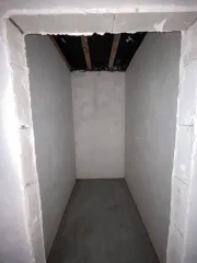 Жилой дом 126.5 м² и участок 1000 м² в Надеждинском районе по адресу: Приморский край, п. Соловей Ключ, ул. Волгоградская, 15. Земельный участок забором не огорожен, кроме дома на участке ничего нет. Жилой дом в недостроенном состоянии, возведены стены, крыша, установлены стеклопакеты, проложен…