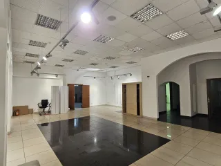 Нежилое помещение общей площадью 347.4 кв.м, расположенное по адресу: г. Москва, ул. Маленковская, д. 32, стр. 2А, помещение 33/2 (номера на поэтажном плане: этаж 2 – комнаты с 33 по 44, 51, 52; этаж 3 – комнаты 1,2). Кадастровый номер: 77:03:0003004:1733. Помещение находится в залоге АО «РМБ»…