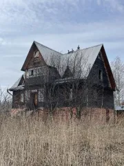 Земельный участок площадью 2460 кв.м, кадастровый номер 72:17:1603001:9, расположенный по адресу: Тюменская область, Тюменский район, деревня Железный Перебор, улица Лесная, дом 1, участок 36. На участке расположены объекты недвижимости: питомник для собак, котельная, сторожка, клетки для собак…