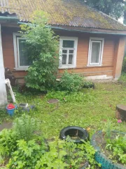 1/3 доля в праве на жилое здание площадью 34,6 кв.м, кадастровый номер 60:23:0010320:41. 1/3 доля в праве на земельный участок площадью 1235,6 кв.м, категория земель - земли населенных пунктов, разрешенное использование - для ведения личного подсобного хозяйства, кадастровый номер 60:23:0010321:2…