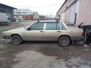 Volvo 740, 1987 года, 100 лс, VIN YV1744833H2090632, гос рег. номер О 742 УО 154. Автотранспортное средство находится в условно пригодном техническом состоянии – автомобиль не на ходу, требует ремонта/замены стоек, подшипников, рулевых тяг, тормозных колодок, тормозных суппортов, заднего моста…