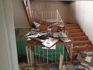 Нежилое здание общей площадью 3150,5 кв. м, расположенное на земельном участке площадью 5404 кв. м по адресу: Красноярский край, г. Шарыпово, мкр. Пионерный, 101/7. Кадастровые номера: 24:57:0000038:11 (земля), 24:57:0000038:220 (здание). Здание трехэтажное.