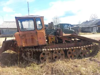 Трелевочный трактор ТДТ-55А, гос. регистрационный знак 29 АМ 0490, год выпуска 1981, VIN нет, номер двигателя 12913, номер коробки передач 34680, номер рамы 63035, номер моста 22944, мощность двигателя 95 л.с, цвет-красный, паспорт транспортного средства ВА 020775, Архангельская область…