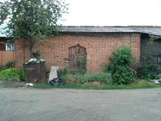 Нежилое здание гаража 31,5 кв.м и земельный участок 50 кв.м, г.Камышлов, Свердловская область. Нежилое здание гаража, общей площадью 31,5 кв.м, и земельный участок, общей площадью 50 кв.м, расположенные по адресу: г.Камышлов, ул.Свердлова, д.49. Нежилое здание гаража, 1918 года постройки, общей…