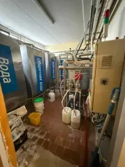 Оборудование для сыроварни в составе 55 позиций, де-факто входящее в состав и являющееся частью единого производства, расположенного по адресу: Вологодская область, Череповецкий район, Нелазское сельское поселение, деревня Шулма, улица Школьная, дом 10. Точное наименование, состав и количество…