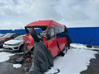 Mercedes-Benz 211 CDI 2004 года выпуска, VIN WDB9026621R742132, после ДТП не в рабочем состоянии.