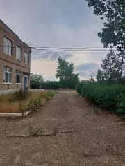 Нежилое здание (школа), расположенное по адресу: Ростовская область, Сальский район, п.Манычстрой, Нефтяников, 6. Кадастровый номер здания 61:34:0040301:968. Общая площадь 1262 кв.м. Земельный участок, расположенный по адресу: Ростовская область, Сальский район, п. Манычстрой, Нефтяников,6…
