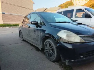 Nissan Tiida 2006 года, 109 л.с. Пробег 100000 км. VIN/номер кузова: SNC11-110795. Государственный номер Н015ОО65. Находится в залоге у АО «ТБанк», действует запрет на регистрационные действия. Автомобиль в плохом состоянии, имеет внешние признаки износа. На кузове присутствуют потертости на…