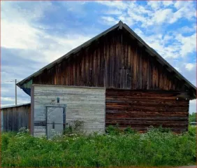 Нежилое здание площадью 164.5 кв.м и земельный участок площадью 1137 кв.м. Кадастровый номер здания: 10:17:0000000:437. Кадастровый номер земельного участка: 10:17:0050207:83. Категория земель: земли населенных пунктов. Разрешенное использование: размещение магазина. Адрес: Республика Карелия…