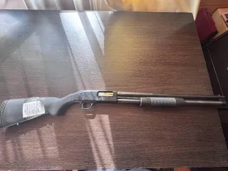 Охотничье гладкоствольное ружье Mossberg, калибр 12, серии L, заводской номер 370379. Техническое состояние: следы потёртости защитного покрытия стволов.