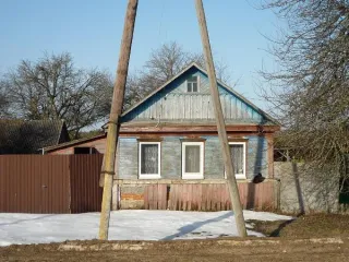 Нежилое здание 42,7 кв.м и земельный участок 1965 кв.м, Брянская область, Новозыбковский район, п. Дедовский, ул. Партизанская, д. 2. Характеристика недвижимого имущества: Нежилое здание: одноэтажное, фундамент – бутобетонный ленточный. Отмостка отсутствует. Стены бревенчатые, обшиты тесом…