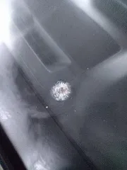 Mazda CX-5 2017 года выпуска. VIN: RUMKE5W7600007110. Автомобиль имеет различные сколы, царапины, вмятины. Повреждено лобовое стекло, есть скол размером с пятирублевую монету. Порвана пластиковая защита днища. Присутствует стук в подвеске, стук подшипников в колесах, стук в ходовой части. Машина 2…