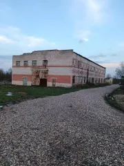 Нежилое здание 1124,3 кв.м с участком, Ярославская область, Первомайский округ, территория Погорелка, здание 1. Кадастровый номер 76:10:011301:10151. Количество этажей: 1. Год ввода в эксплуатацию: 1986. Материалы наружных стен: кирпич.