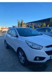 HYUNDAI ix35 2012, автомобиль марки HYUNDAI модель ix35 2012 г.в., VIN-номер TMAJU81BDDJ385323, в залоге у ПАО "СОВКОМБАНК". Ознакомление участников торгов с документами по лоту, характеристиками имущества осуществляется по предварительной записи по тел. +7-988-132-09-19, по адресу: Краснодарский…