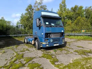 Volvo FH 12 1998 годные остатки: транспортное средство марки "Volvo FH 12", 1998 года выпуска, VIN:YV2F4B2C3WC757103, г.р.з. 01kG372 AFP Транспортное средство марки "Volvo FH 12", 1998 года выпуска, VIN:YV2F4B2C3WC757103, г.р.з. 01kG372 AFP, передан в собственность государства на основании решения…
