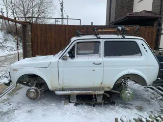Легковой автомобиль, марка: ВАЗ, модель: 21213, год изготовления: 1997, цвет: Белый, VIN: XTA212130W1307900, г/н: О092МС23. Не на ходу (ржавая насквозь, двигатель разморожен не заводится, коробку передач и раздатка оторвана от днища из-за ржавчины.