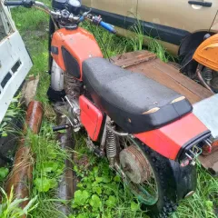 ИЖ Планета 5. Годные остатки отдельных узлов, деталей, агрегатов, материалов (в сборном виде) мотоцикла ИЖ "Планета 5", номер рамы К20069583, номер двигателя NK 163708, ключи от замка зажигания (11-007424-1). Техническое состояние не проверялось.