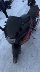 Kawasaki ZZR 400, 1994. Мотоцикл Kawasaki ZZR 400, 1994 года. Неисправен двигатель в результате повреждения радиатора охлаждения (заклинил и пробил отверстие наружу шатуном 1го цилиндра).