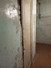 Квартира, кадастровый номер 03:06:190123:410, 1980 года постройки, площадь 31,9 кв.м., расположена на первом этаже пятиэтажного кирпичного дома с бутобетонным фундаментом и железобетонными перекрытиями. Имеется балкон. Адрес: Республика Бурятия, Заиграевский район, село Новая Брянь, улица…