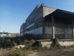 Производственный комплекс, 16 нежилых зданий, 185 172 кв.м, Самарская обл., г. Новокуйбышевск. Производственный комплекс (завод), состоящий из 16 нежилых объектов недвижимости, право аренды земельных участков - 3 635 +/- 21 кв. м, 117 501 +/- 119,97 кв. м, 64 036 +/- 89 кв. м, кадастровые номера…