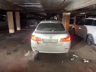 BMW 5 series 2010 года, 204 л.с., пробег 244108 км, АКПП. Легковой автомобиль BMW 523I, седан, госномер M290EE186, цвет белый, VIN X4XFP154XBC484299, ПТС 86 РС 869575, СТС 99 68 666192, летняя резина.