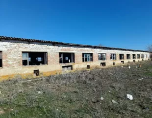 Здание кад. № 26:09:020901:8, пл. 1488.60 кв. м. по адресу СК, Туркменский район, с. Камбулат, МТФ №2.