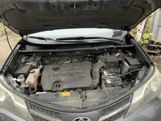 Toyota RAV4. На ходу. Сколы и трещина на лобовом стекле, вмятина на заднем правом крыле, отсутствует запасное колесо. Ключи — 2 комплекта.