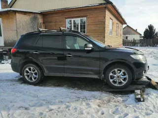Легковой автомобиль, марка: Hyundai, модель: Santa Fe, год изготовления: 2011, VIN: KMHSH81XDCU852974, г/н: К172МЕ19. Находится в залоге на основании кредитного договора, заключенного с супругом должника.