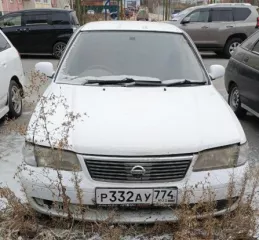 Автомобиль Nissan Sunny, госномер Р332АУ774, 2002 год, повреждения.