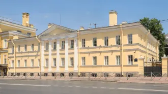 Нежилое здание 2410,8 кв.м с участком 1230 кв.м, Санкт-Петербург, ул. Радищева, д. 39, лит. А, 3-этажное, кадастровые номера 78:31:0001210:3029, 78:31:0001210:8, земли населенных пунктов - для размещения административно-управленческих и общественных объектов, ограничения и обременения: ипотека до…