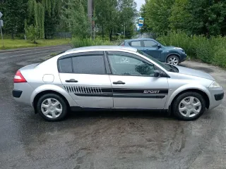 Renault Megan, 2005 - автотранспортное средство Рено Меган, 2005 г.в., VIN VF1LM1B0H33612300, номер кузова VF1LM1B0H33612300. Требуется замена тормозных дисков и колодок по кругу, имеется трещина на лобовом стекле, ремонт или замена капота, имеются сколы и царапины по всему кузову, пороги под…