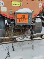 Полуприцеп цистерна Нефаз 96742-03, 2010 год, оранжевый цвет. VIN: X1F96742BA0001117. Государственный номер: АР584886. Имеет множественные сколы, местами коррозию, отсутствуют все колесные диски и резина.