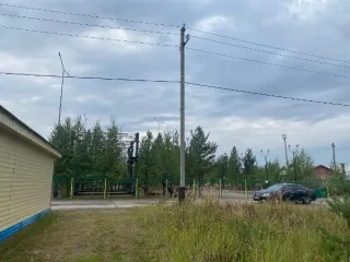 Земельный участок, 768 кв. м, в границах кадастрового квартала 89:05:030201. Расположен в зоне санитарной охраны источников питьевого и хозяйственно-бытового водоснабжения подземных водозаборных участков (3 пояс) (89:05-6.7034), в охранной зоне воздушной линии электропередач, которые содержат…