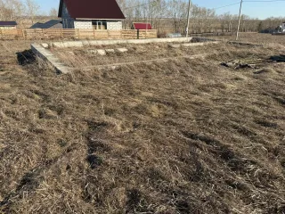 Земельный участок 1010 кв.м и дом 74,46 кв.м, Барнаул, Алтайский край. Земельный участок, расположенный по адресу: Российская Федерация, Алтайский край, г. Барнаул, п. Центральный, ул. Ярославская, дом 12, площадь 1010, уточненная площадь, погрешность 22.0 кв.м, категория: земли населенных пунктов…