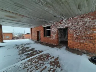 Объект незавершенного строительства с земельным участком: 2 этажа, степень готовности 56%, общая площадь 1623,7 кв.м, кадастровый номер 38:34:012601:1535, РН 18854, площадь участка 2698 кв.м, кадастровый номер 38:34:012601:1541, по адресу: Российская Федерация, Иркутская область, г. Братск, ж.р…