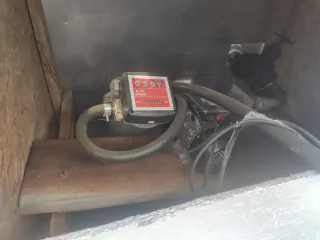 Бензоколонка, Владимирская область (не имеет штатного корпуса, размещена в приспособленном ящике). Ознакомление с имуществом по договоренности в месте его нахождения: Владимирская область, Кольчугинский район, деревня Павловка.