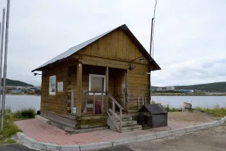 Административное здание, кад.№ 51:01:0101002:104, S=372,2 кв.м.; Склад - часть здания, кад.№ 51:01:0101002:123, S=427,7 кв.м.; здание гаража, кад.№ 51:01:0101002:89, S=1798,7 кв.м.; Земельный участок, кад.№ 51:01:0101002:6, S=4725 +/- 24,06 кв.м.; Беседка-гриль; Сторожка из бруса; Видеорегистратор…