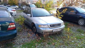 Audi A4 2001 года выпуска, серебристый цвет, VIN WAUKC68D91A153110.