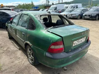 Opel Vectra 1997 года, зеленого цвета. Государственный регистрационный знак В254МС51. VIN: W0L000036V1154544. Ключ зажигания, СТС, ПТС отсутствуют. Мощность: 115 л.с. Дефекты: коррозия металла, в том числе сквозная, присутствует по всему кузову ТС. Вмятины на заднем правом крыле, на двери…
