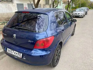 Peugeot 307 2004 года, синий. VIN: VF33CNFUE83363754. Бензиновый двигатель мощностью 110 л.с. (80,88 кВт). Разрешенная максимальная масса 1729 кг, снаряженная масса 1304 кг.