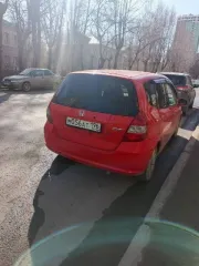 Honda Fit 2001 года, 86 лс, 320000 км, АКПП, идентификационный номер GD11015179, цвет красный, мощность двигателя 86 лс. Не работают задние стеклоподъемники, в 2024 году установлен контрактный двигатель и коробка вариатор, правый порог и крылья гнилые.