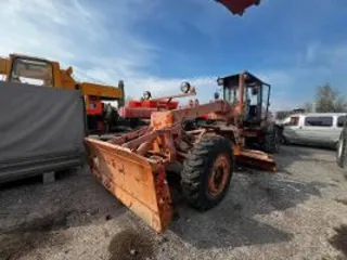 Автогрейдер ГС-18.05 2009 года, госномер МТ 6472 02. Страна-производитель: г. Брянск. VIN: 090020 (125). Год выпуска: 2009. Заводской номер машины (рамы): 090020. Номер двигателя: 90279588. Цвет: оранжево-черный. Паспорт самоходной машины (ПСМ): ВЕ № 550027 от 04.09.2009г. Мощность двигателя: 130…