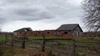 Усадебный дом 507,1 кв.м, скотный двор 612,6 кв.м, Новгородская область. Усадебный дом, площадь 507,1 кв. м, кадастровый номер 53:01:0051601:100, расположенный по адресу: Новгородская область, Батецкий район, д. Кострони. Нежилое здание, количество этажей 2, в том числе подземных 0. Конструктивные…